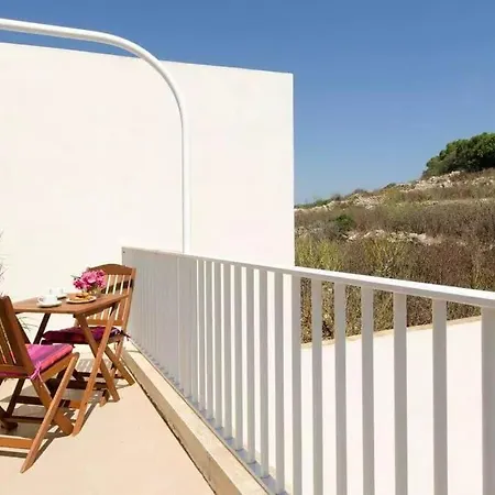 Penthouse With Picturesque Garden And Bayviews דירה *