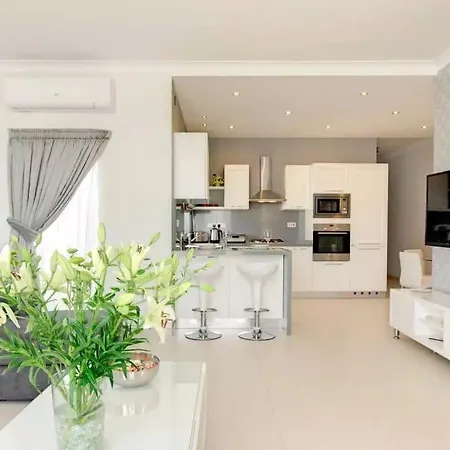 Penthouse With Picturesque Garden And Bayviews Appartamento *