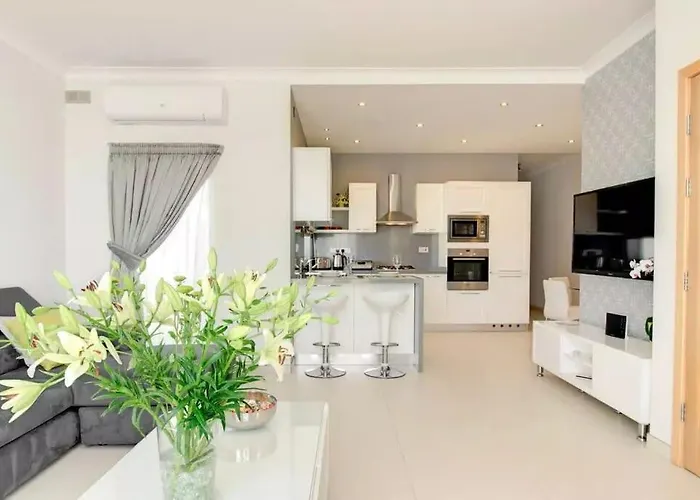 Penthouse With Picturesque Garden And Bayviews Appartamento *